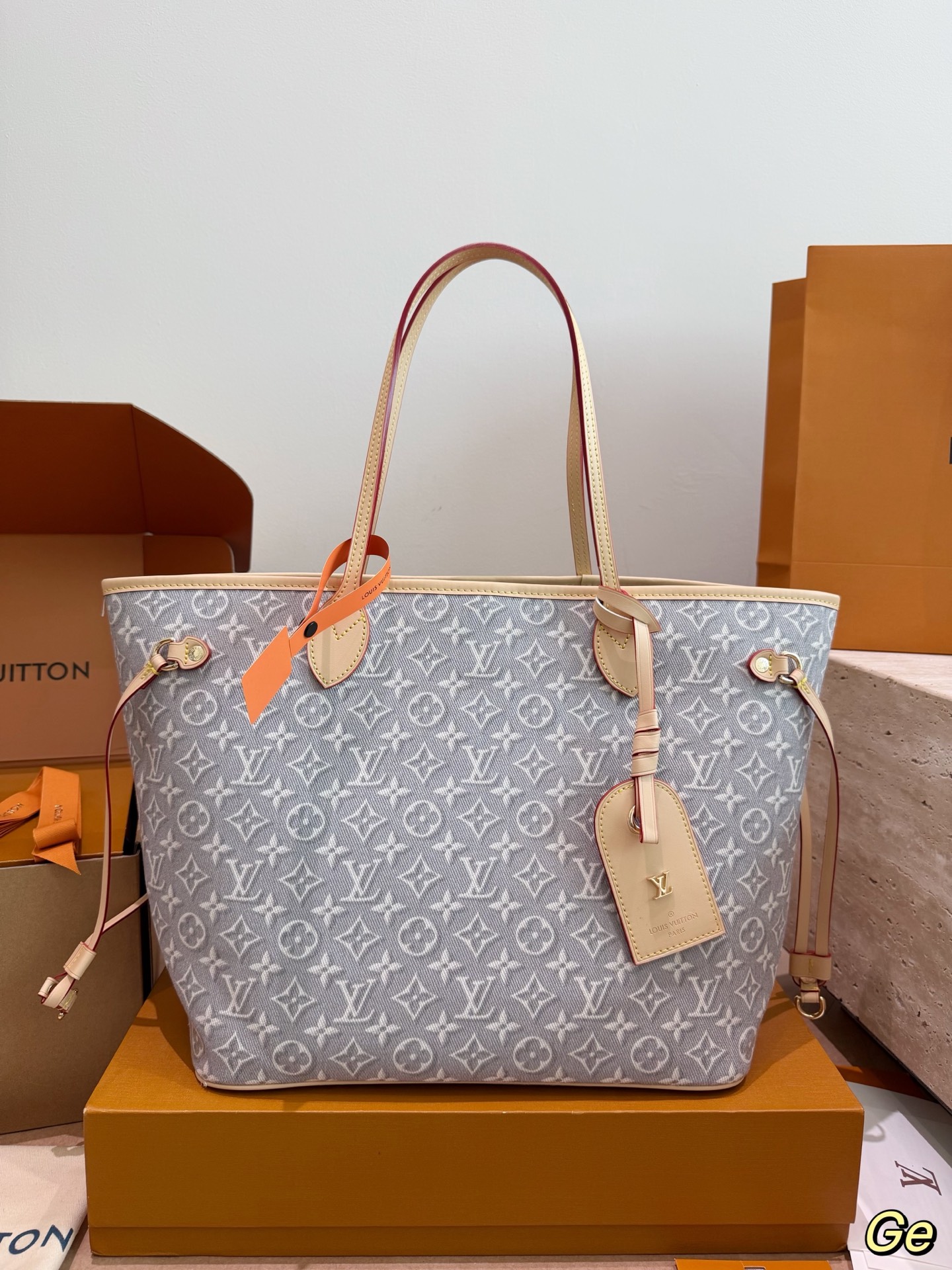 Louis Vuitton LV Neverfull Tote Bag Cowhide Leather